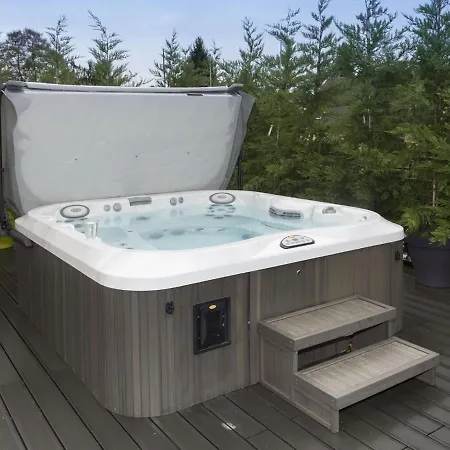 Secluded Mansion In With Jacuzzi Льеж