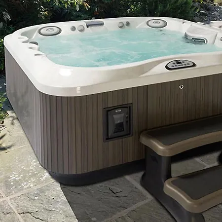 Secluded Mansion In With Jacuzzi Дом отдыха